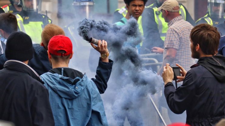 Violenţe la Londra, în timpul protestelor antirasism. S-a aruncat cu sticle și petarde, iar unii manifestanți au lovit cu pumnii polițiștii