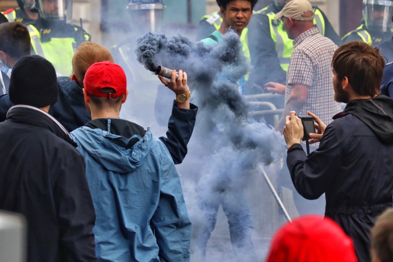 Violenţe la Londra, în timpul protestelor antirasism. S-a aruncat cu sticle și petarde, iar unii manifestanți au lovit cu pumnii polițiștii