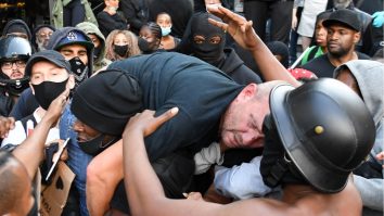 O imagine cât o mie de cuvinte. Un afro-american cară un alb rănit din grupa rivală