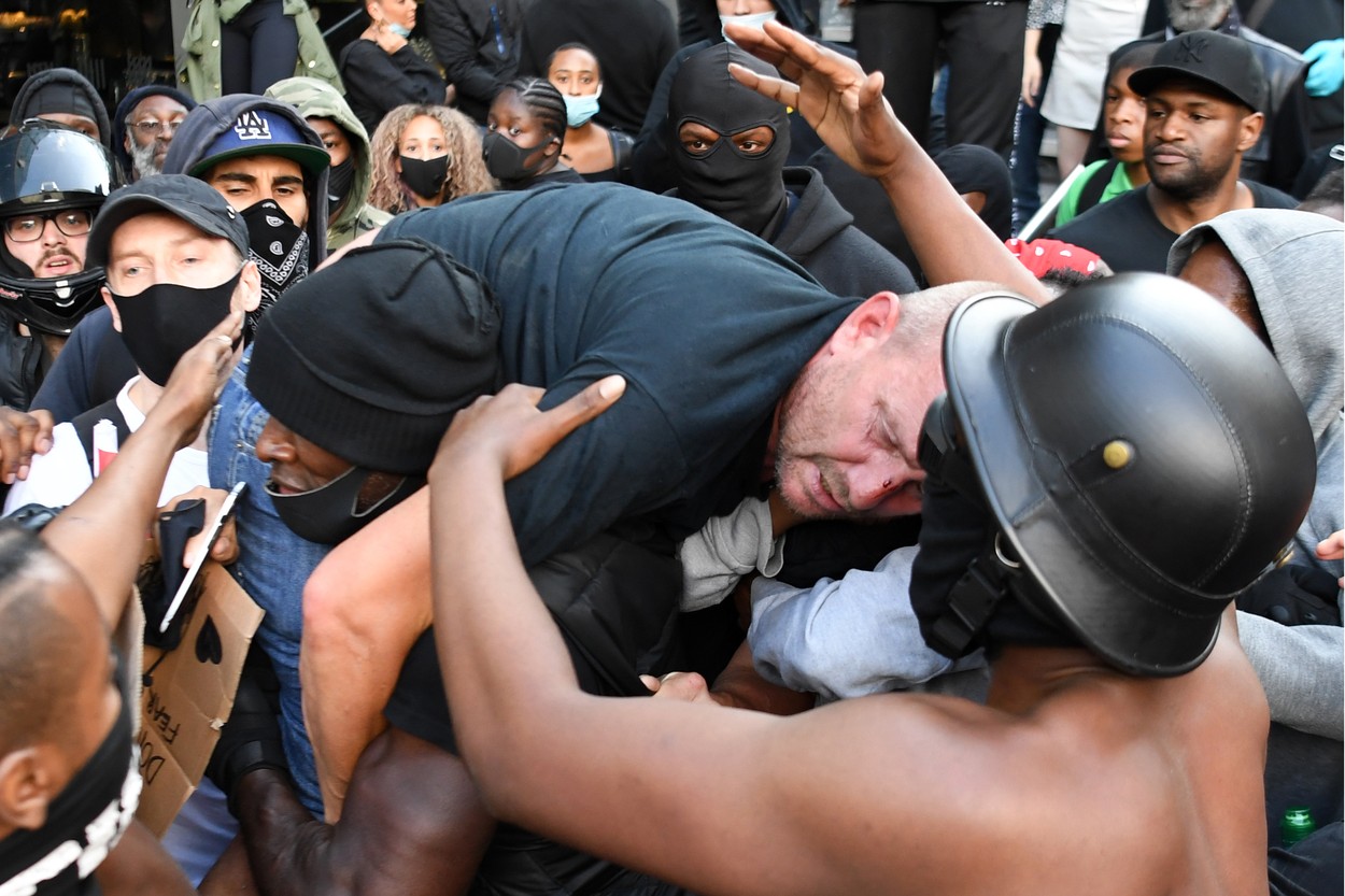 O imagine cât o mie de cuvinte. Un afro-american cară un alb rănit din grupa rivală