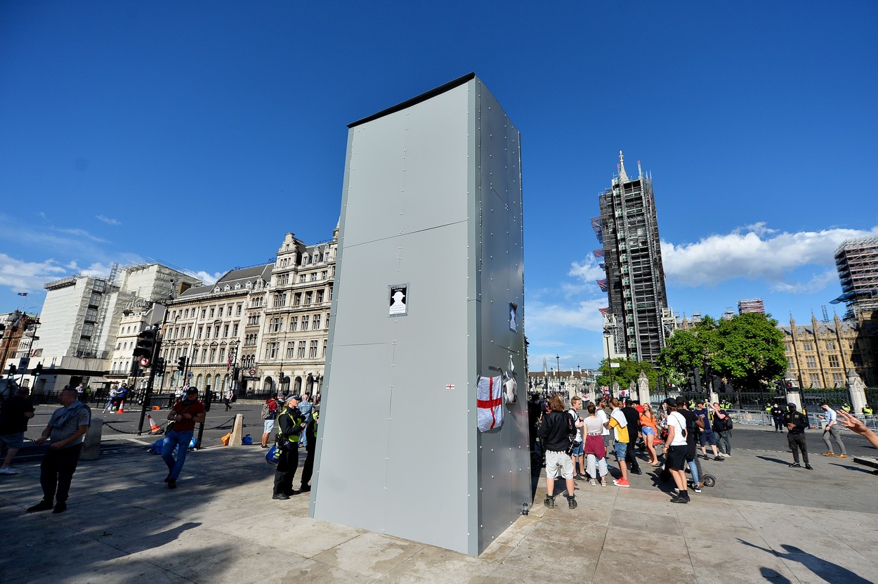 Autoritățile din Londra au ascuns în cutii metalice statuile lui Churchill, Mandela și memorialul Cenotaph