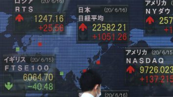 Bursele internaţionale scad după noile cazuri apărute în Beijing şi SUA