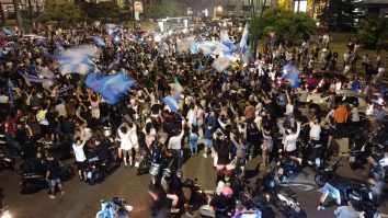 Fanii lui Napoli n-au mai ținut cont de distanțarea socială, după câștigarea Cupei Italiei. A fost nebunie pe străzi