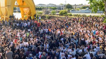 Sfidarea restricțiilor epidemiei de coronavirus: Mii de francezi s-au adunat la un festival anual. VIDEO