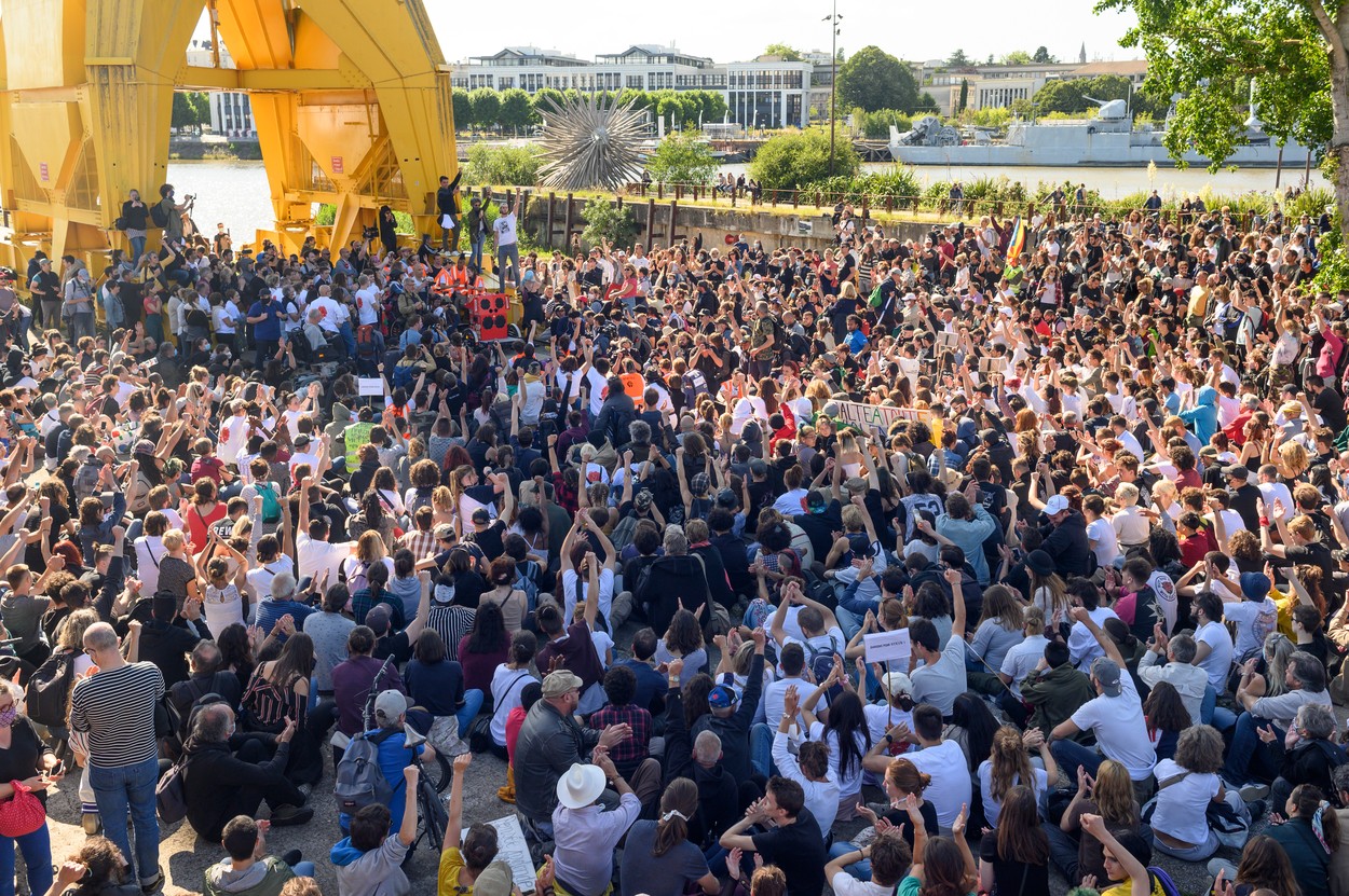 Sfidarea restricțiilor epidemiei de coronavirus: Mii de francezi s-au adunat la un festival anual. VIDEO