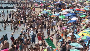 Revoltă și panică pe coasta de sud a Angliei, după ce mii de turiști au împânzit plaja din Bournemouth, în plină pandemie