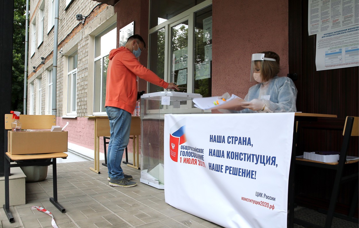 Rușii sunt așteptați la urne. Observator independent: „Sunt constrânși să voteze”