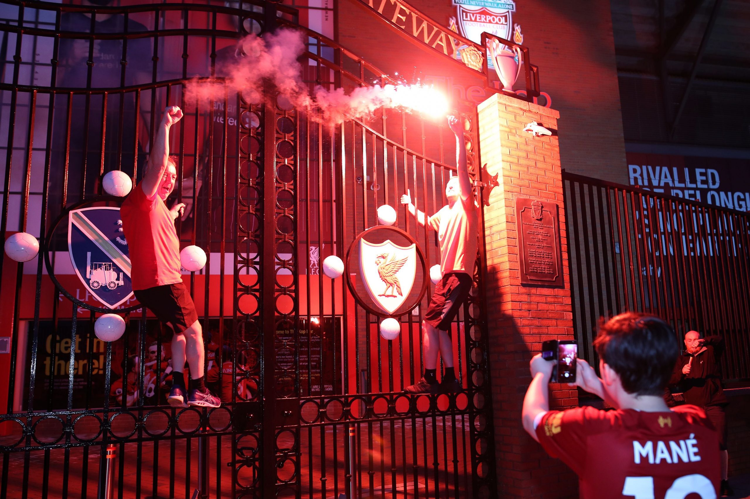 Liverpool a devenit campioană, iar zeci de fani au ieșit pe străzi să sărbătorească. Suporterii nu au respectat distanțarea socială