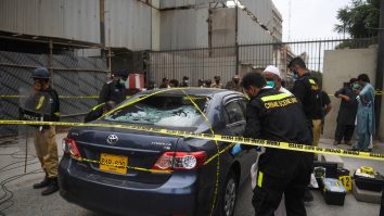 Atac armat la Bursa din Pakistan. Atacatorii au fost uciși de agenții de securitate