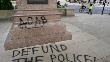 Polițiștii dați afară pentru agresiune sunt chemați în Florida, prin două postări pe Facebook. Totul s-a transformat în scandal