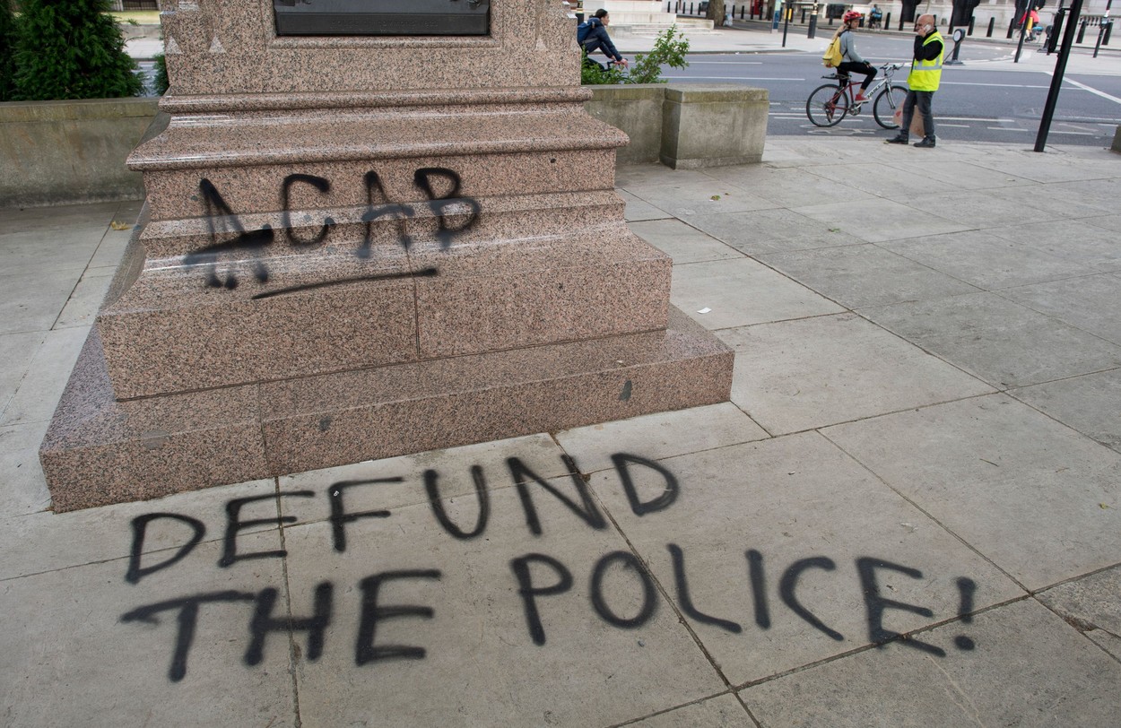 Polițiștii dați afară pentru agresiune în New York sunt chemați să lucreze în Florida. Totul s-a transformat în scandal