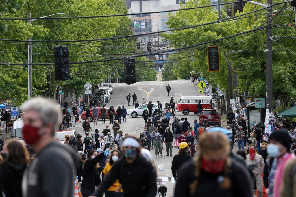 Un cartier din Seattle, ocupat de protestatari, a fost declarat „regiune autonomă”. Polițiștii au abandonat secția. Reacția lui Trump