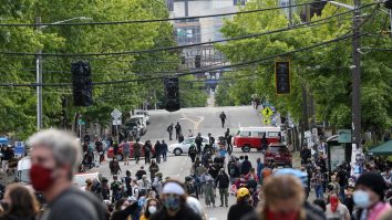 Un cartier din Seattle, ocupat de protestatari, a fost declarat „regiune autonomă”. Polițiștii au abandonat secția. Reacția lui Trump