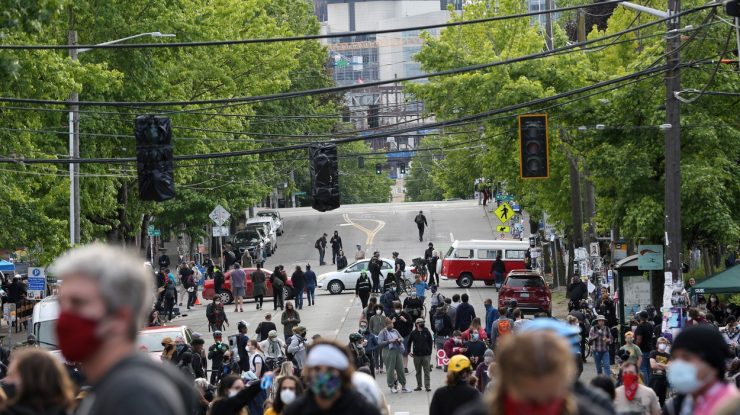 Un cartier din Seattle, ocupat de protestatari, a fost declarat „regiune autonomă”. Polițiștii au abandonat secția. Reacția lui Trump