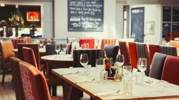 Recomandări culinare în concedii. De ce nu este indicat să mâncăm „într-un restaurant care este gol”