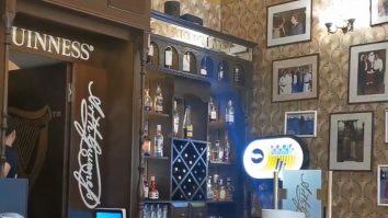 Meniul clasic, amintire într-un restaurant din Brașov. Introduci un cod pe telefon, consulți meniul și comanzi