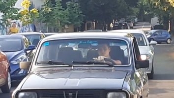 Selly s-a despărțit de bolidul de zeci de mii de euro și a venit la BAC cu o Dacia 1300