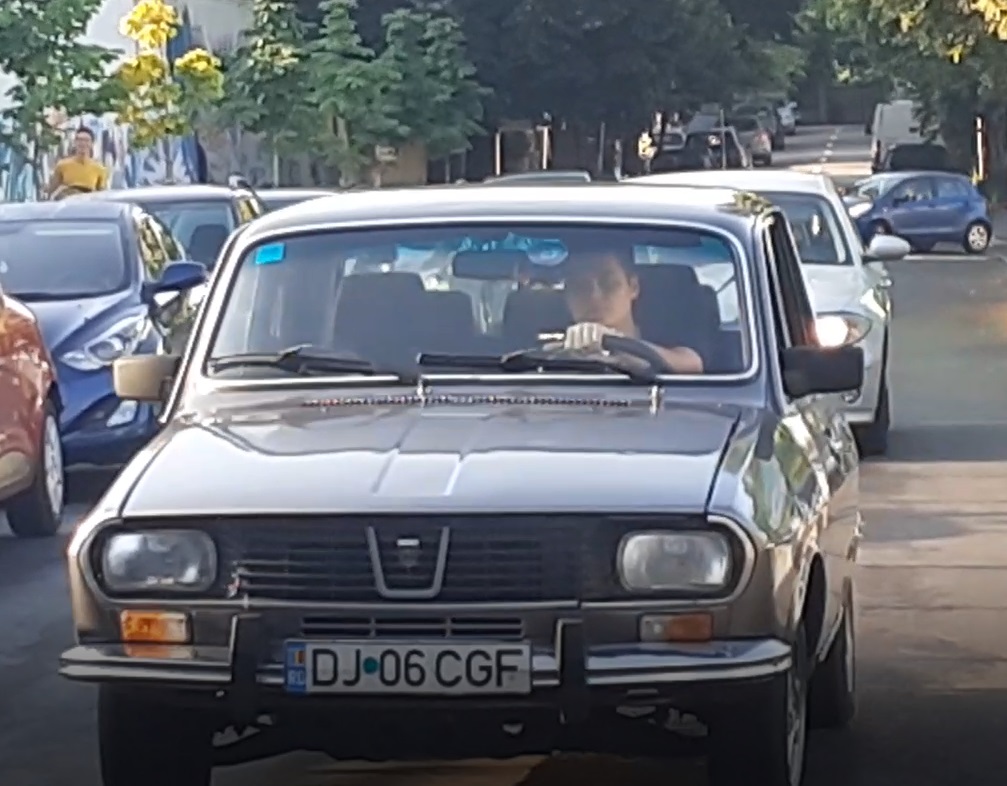 Selly s-a despărțit de bolidul de zeci de mii de euro și a venit la BAC cu o Dacia 1300