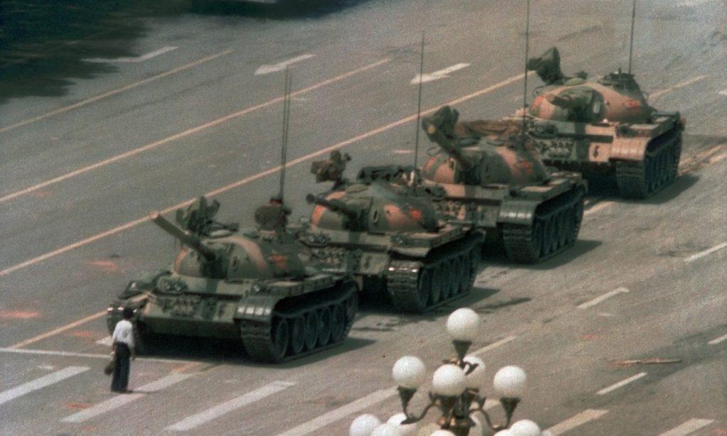 31 de ani de la masacrul din Tiananmen. Cine este Tank Man, omul care a rămas în istorie pentru un gest sfidător