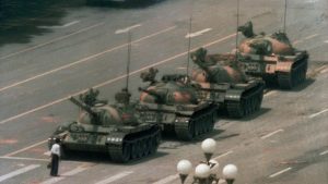 31 de ani de la masacrul din Tiananmen. Cine este Tank Man, omul care a rămas în istorie pentru un gest sfidător