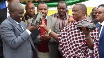 Povestea minerului din Tanzania, tată a 30 de copii, care a devenit milionar peste noapte