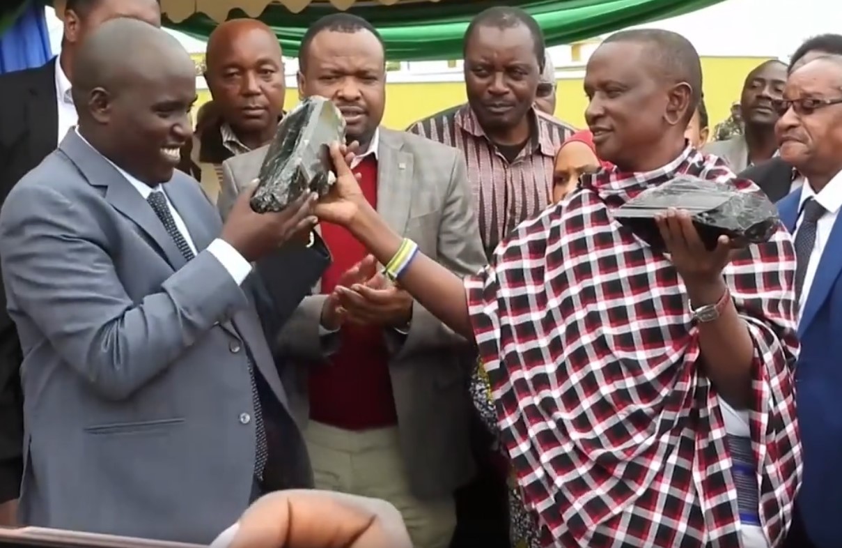 Povestea minerului din Tanzania, tată a 30 de copii, care a devenit milionar peste noapte