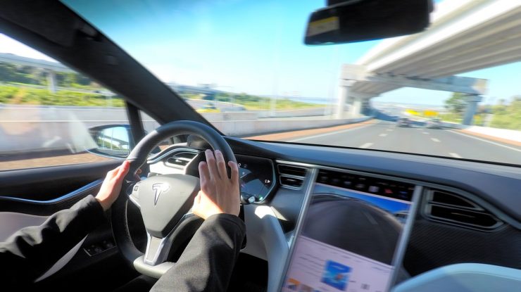 VIDEO Tesla Model 3 intră într-un camion răsturnat, în Taiwan. Cum a fost posibil