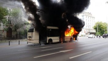 Un troleibuz a luat foc în București. Nu s-au înregistrat victime / Ce spune primarul Gabriele Firea despre incident