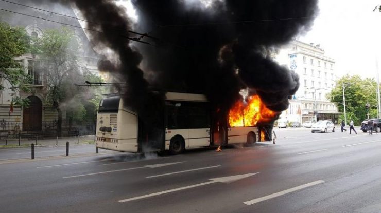 Un troleibuz a luat foc în București. Nu s-au înregistrat victime / Ce spune primarul Gabriele Firea despre incident