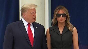 Zâmbetul forțat al Melaniei Trump. Momentul penibil în care președintele îi cere să zâmbească pentru poză