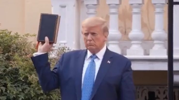 Trump cu biblia în mână, în timp ce polițiștii trag în protestatari cu gaze lacrimogene și gloanțe de cauciuc