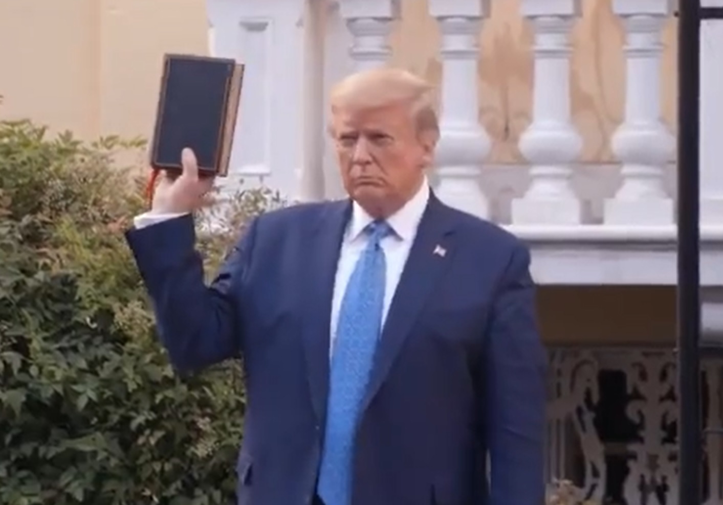 Trump cu biblia în mână, în timp ce polițiștii trag în protestatari cu gaze lacrimogene și gloanțe de cauciuc