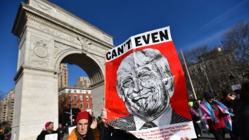 Trump a vrut să-l concedieze pe Secretarul Apărării SUA pentru că nu a fost de acord cu el în utilizarea forțelor armate. Ce l-a oprit pe Trump