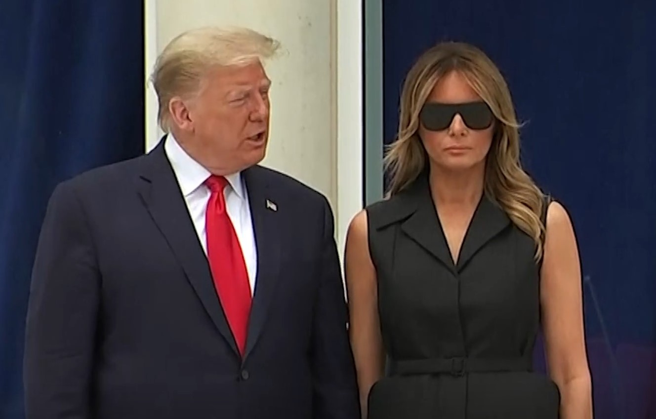 Momentul jenant în care Donald Trump îi cere Melaniei să zâmbească pentru o poză. VIDEO