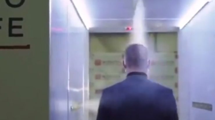 VIDEO. Vizitatorii lui Putin, dezinfectați din cap până în picioare. Președintele rus și-a instalat un tunel