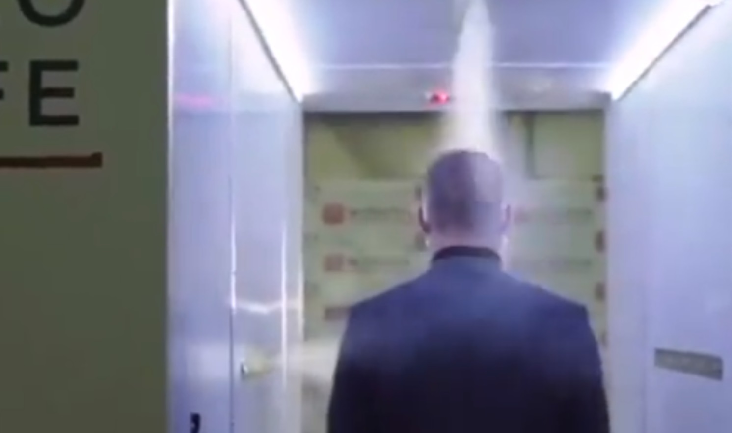 VIDEO. Vizitatorii lui Putin, dezinfectați din cap până în picioare. Președintele rus și-a instalat un tunel