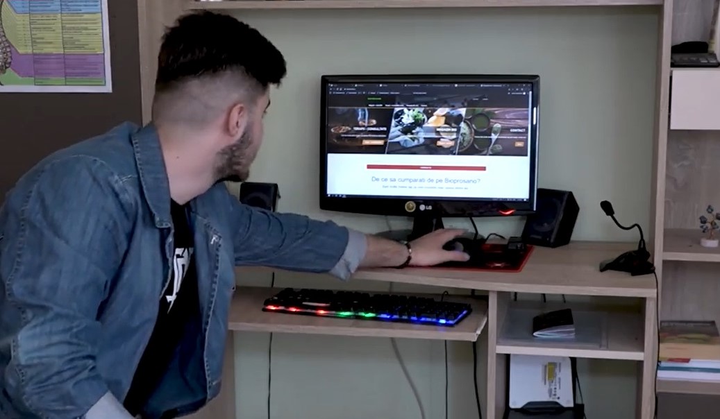 Vlad are 19 ani și a dezvoltat un business online cu ajutorul Facebook şi Google