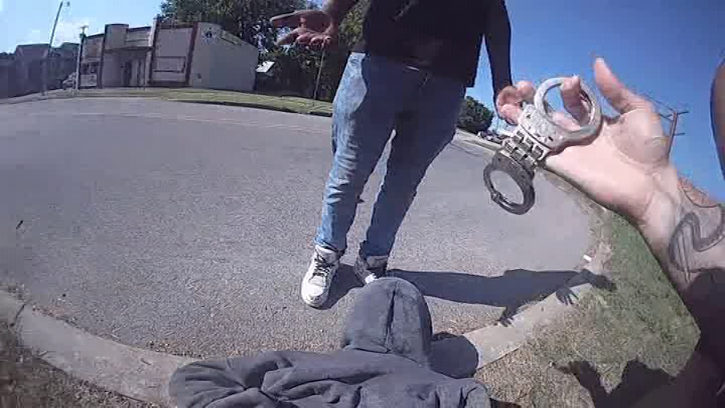 Doi adolescenți de culoare au fost arestați de polițiști albi pentru un gest banal. Momentul a stârnit revoltă