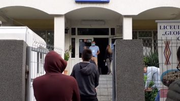 Ion, tânărul care încearcă să profite de pandemie pentru a da BAC-ul