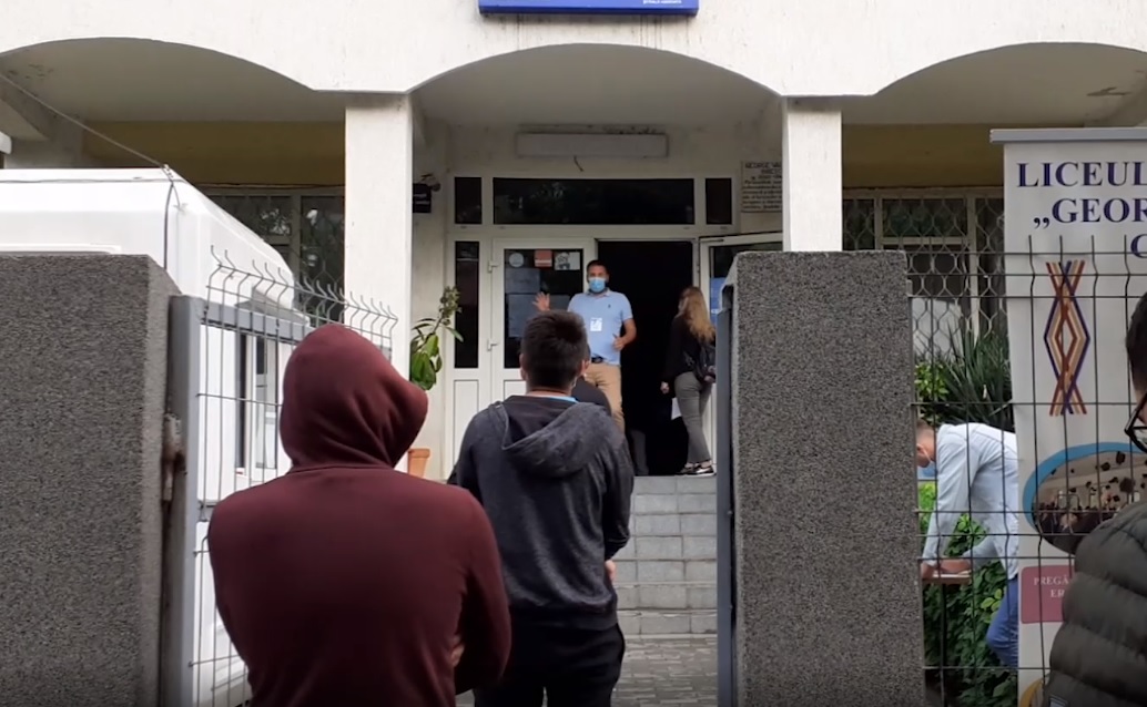 Ion, tânărul care încearcă să profite de pandemie pentru a da BAC-ul