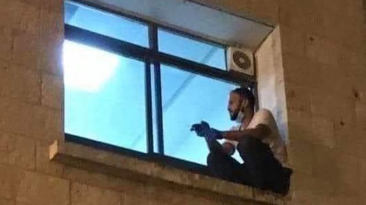 Gestul impresionant făcut de un tânăr care n-a vrut să-și lase mama bolnavă de Covid să moară singură în spital