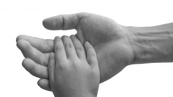 O fetiță de 12 ani a fost forțată să se căsătorească cu un bărbat de 45 de ani. „Pentru a răsplăti un favor“