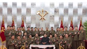 Aniversarea armistițiului în Coreea de Nord, cu pistoale, dar fără măști: generalii au pozat „ca niște gangsteri“ alături de liderul lor, Kim Jong Un