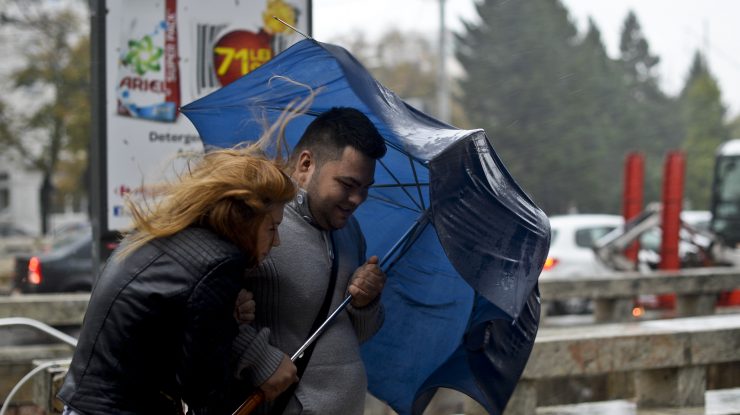 METEO. ANM a emis două alerte Cod Galben de ploi torențiale și vânt pentru toată țara