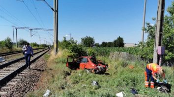 Mașină spulberată de tren în Bacău. Trei persoane au murit şi două au fost rănite