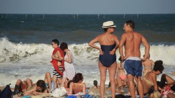 Lista zonelor publice de pe litoral unde purtarea măștii devine obligatorie la 1 august