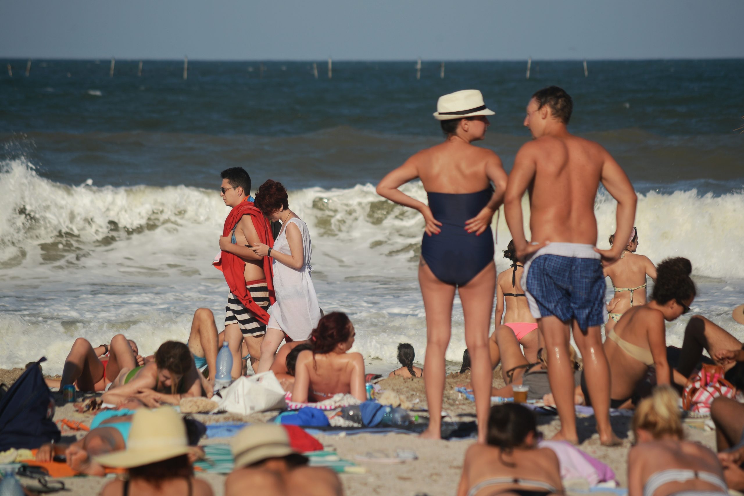 Lista zonelor publice de pe litoral unde purtarea măștii devine obligatorie la 1 august