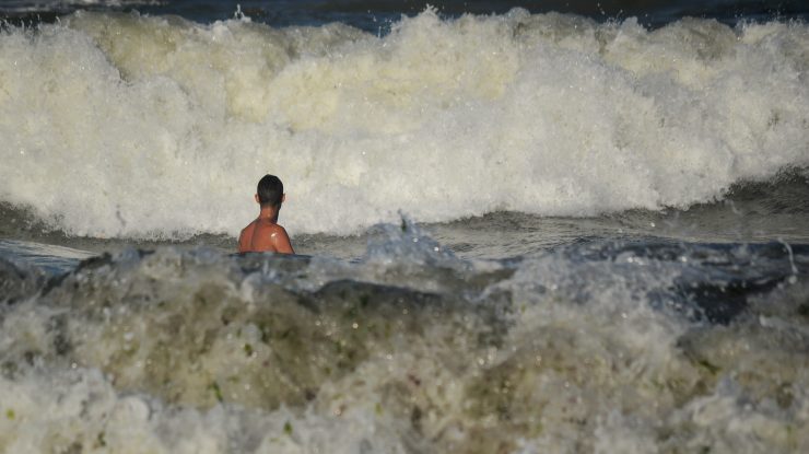 Cod roșu de vijelie în Constanța. Un turist este căutat în larg, în Mamaia Nord