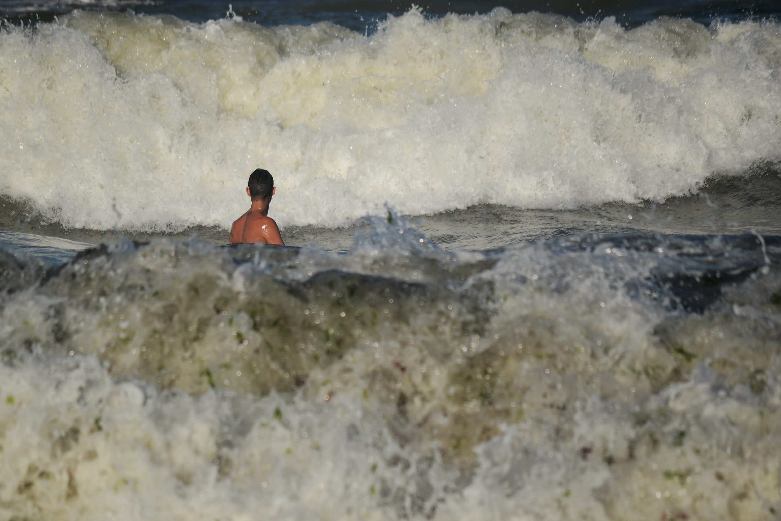 Cod roșu de vijelie în Constanța. Un turist este căutat în larg, în Mamaia Nord
