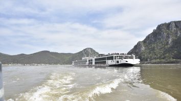 Bac ilegal care transporta maşini şi persoane peste Dunăre, descoperit de polițiști